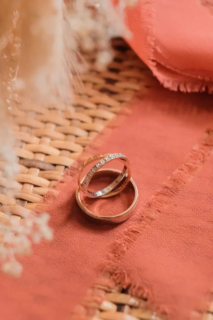 Alliances posées sur tissu coloré