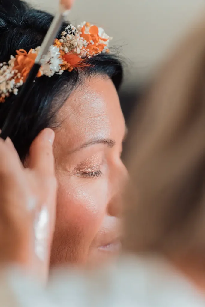 Gros plan du visage de la mariée en préparation