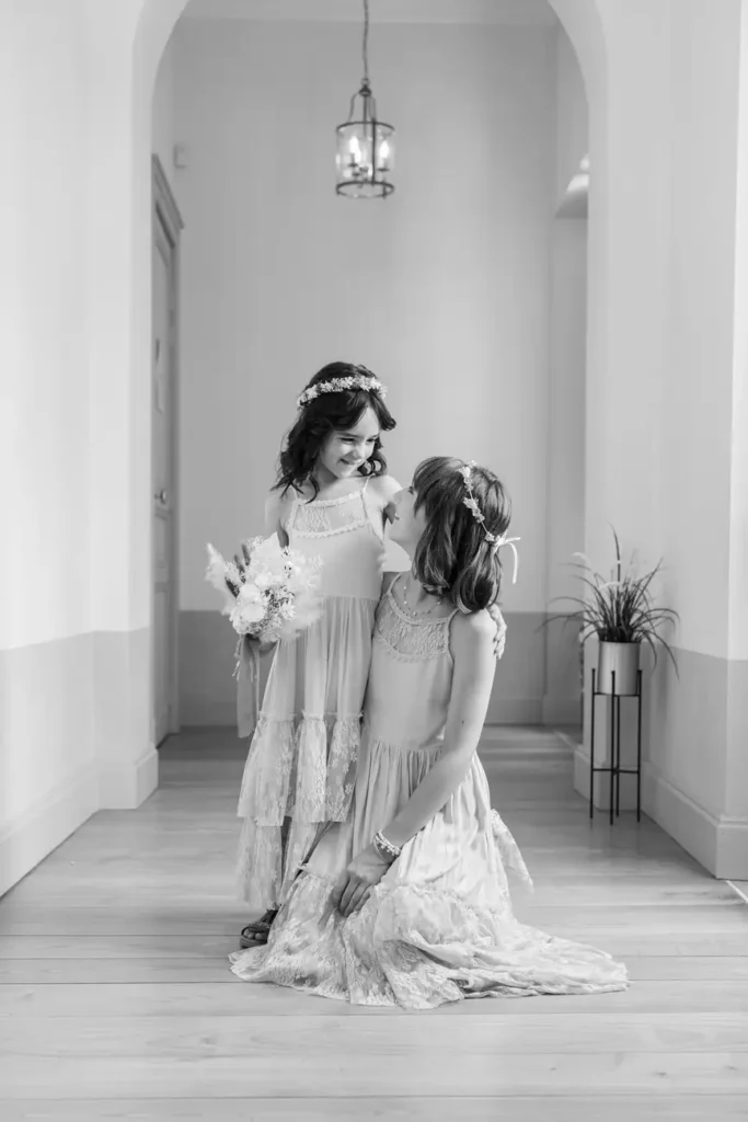 Moment complice entre deux sœurs au Château de l’Hospital