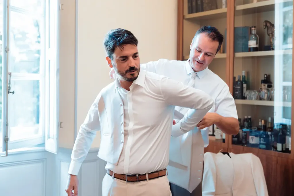 Préparatifs du marié entouré de son témoin