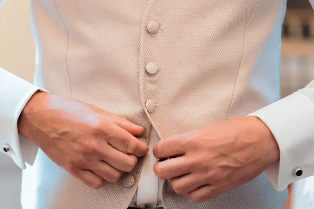 Détail du costume du marié en Gironde