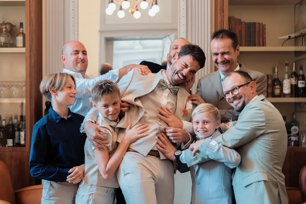 Préparatifs du marié entouré de ses proches