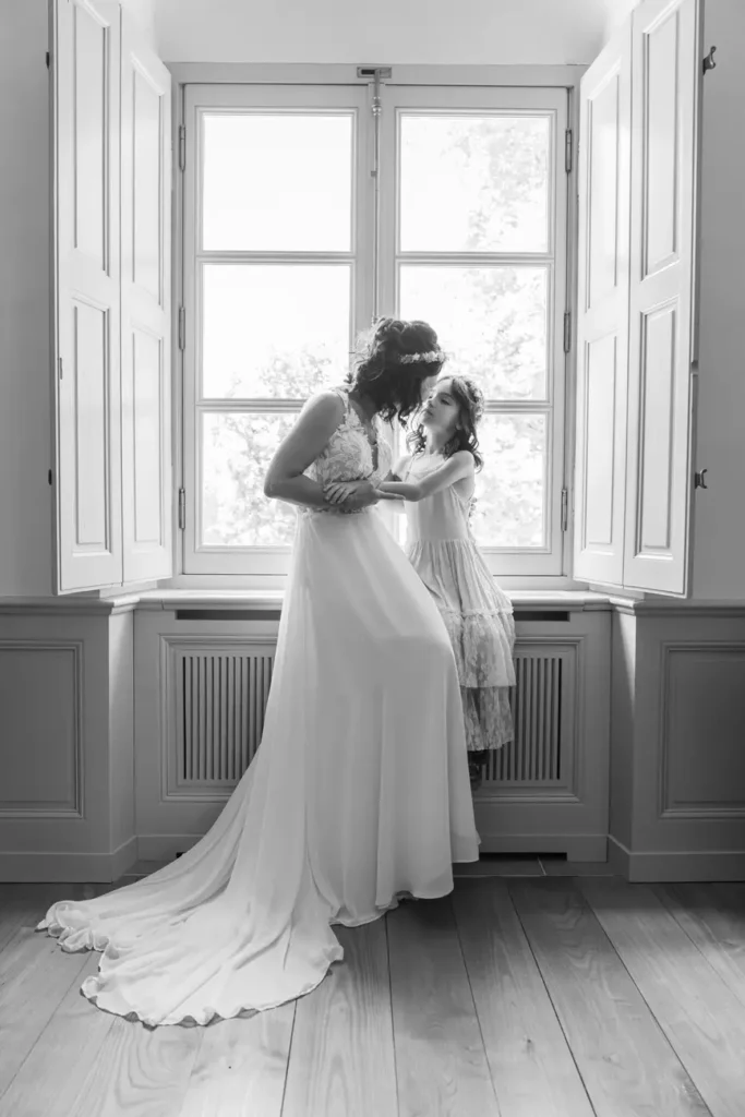 Portrait en noir et blanc de la mariée avec sa fille à Portets
