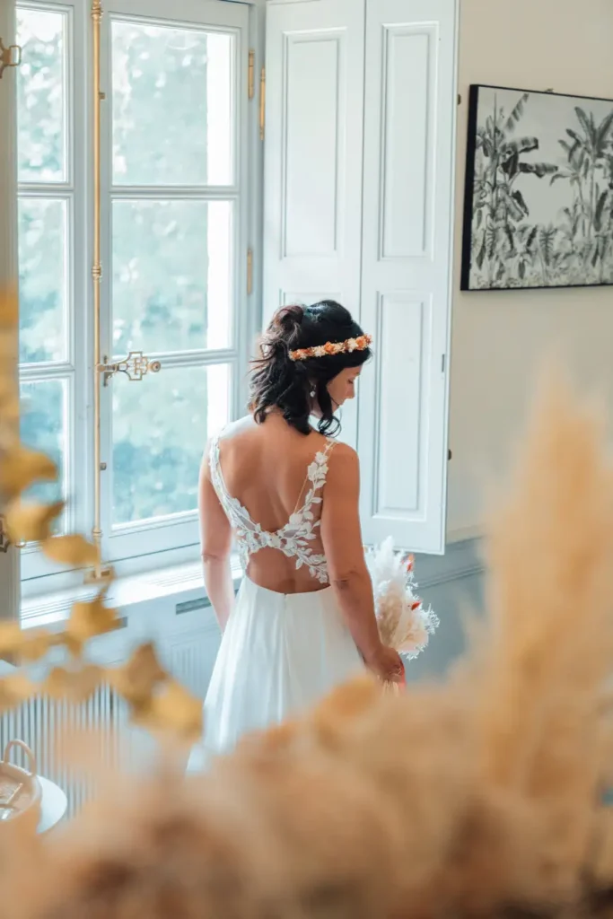 Mariée près d’une fenêtre au Château de l’Hospital