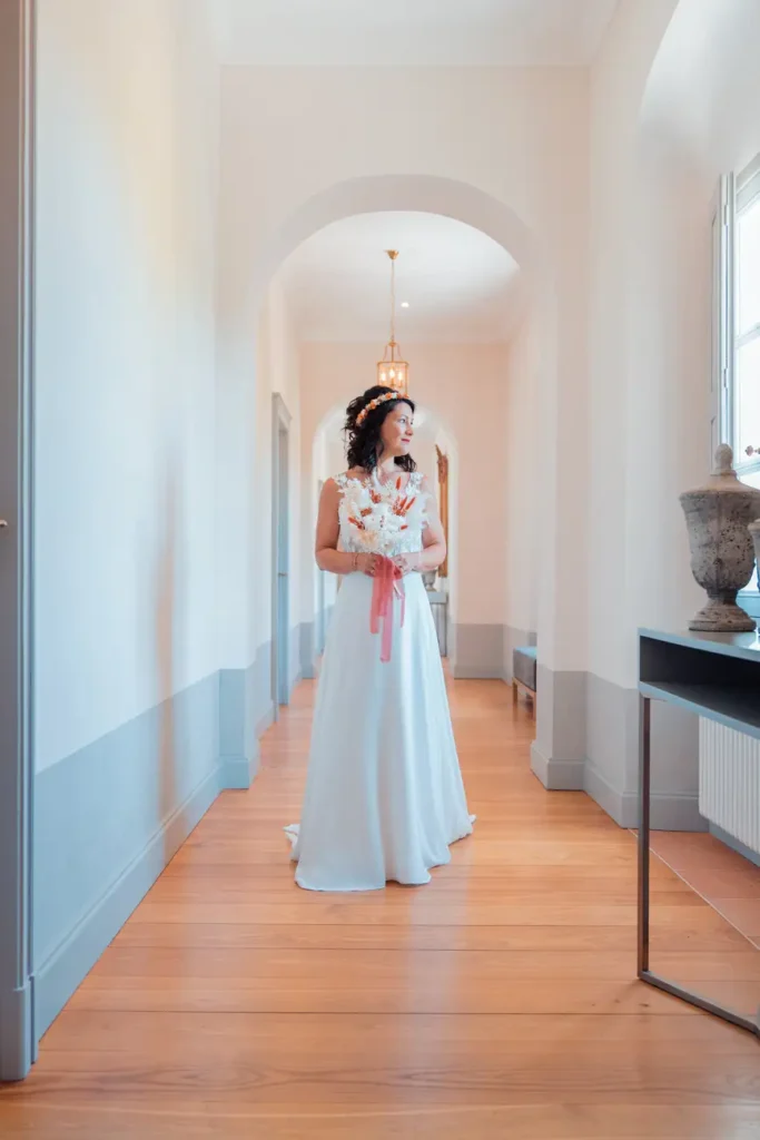 Portrait de la mariée dans un couloir du château