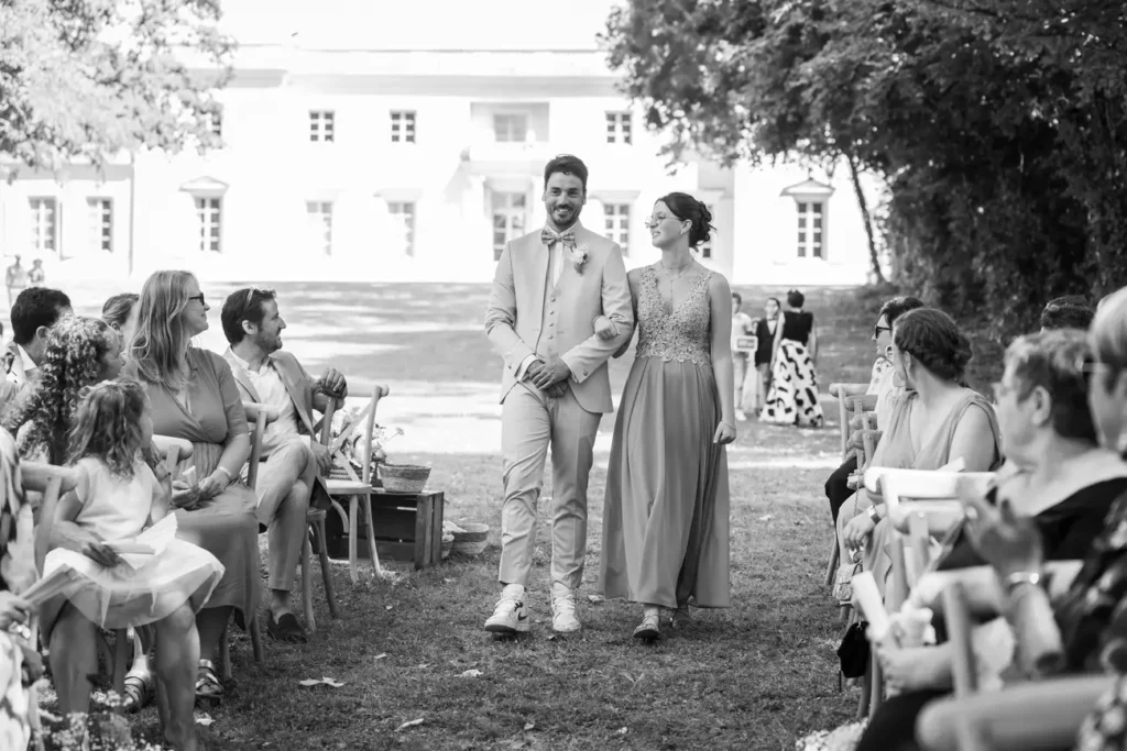 Entrée du marié accompagné d’un membre de sa famille en Gironde