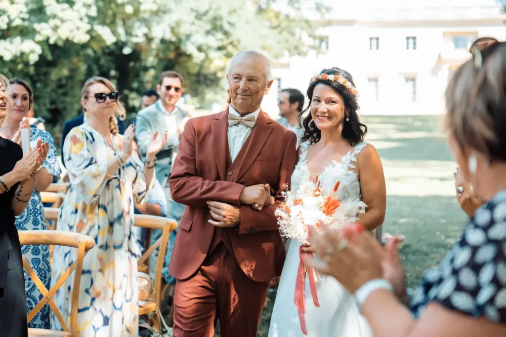 Entrée de la mariée au bras de son père au Château de l’Hospital à Portets