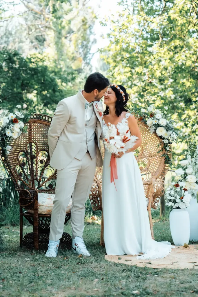 Couple souriant dans le parc du château