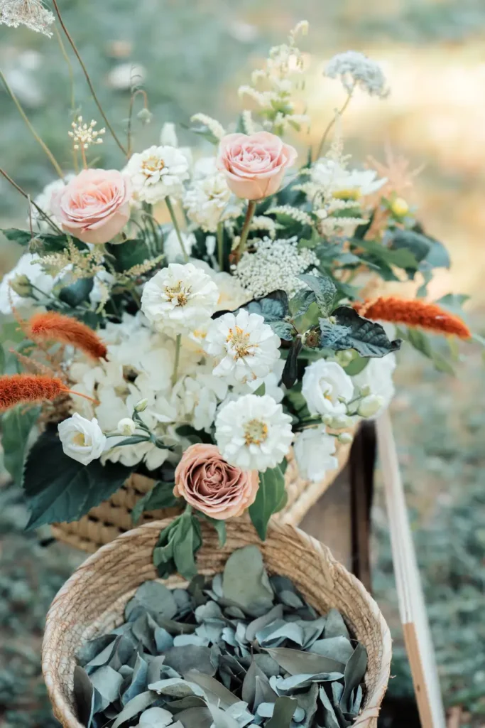 Bouquet de mariée aux fleurs blanches et orangées