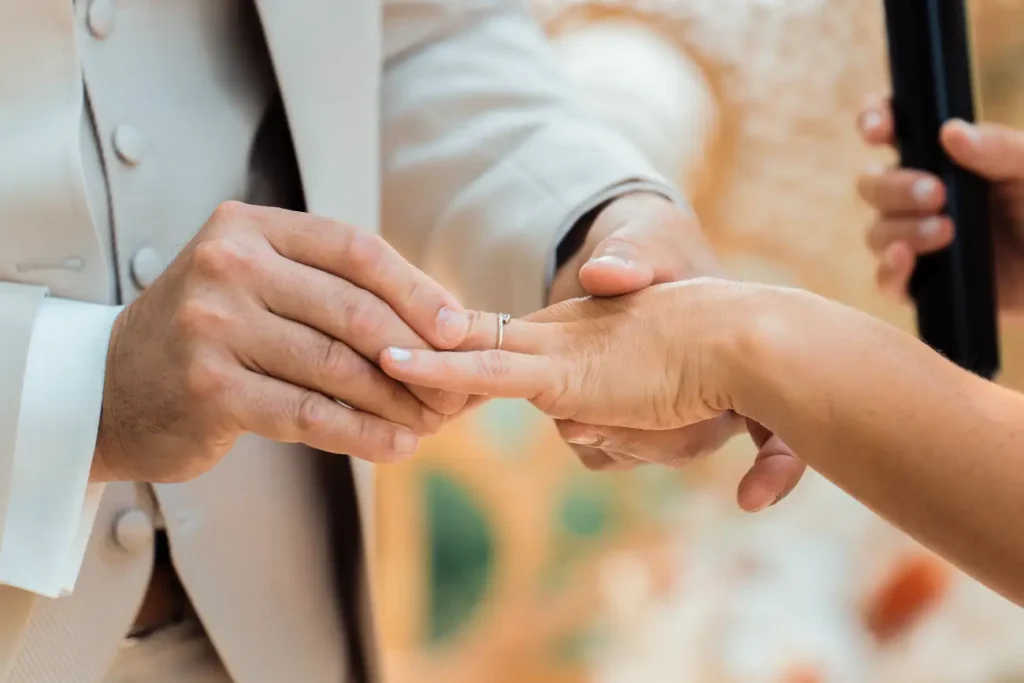 Échange des alliances pendant la cérémonie