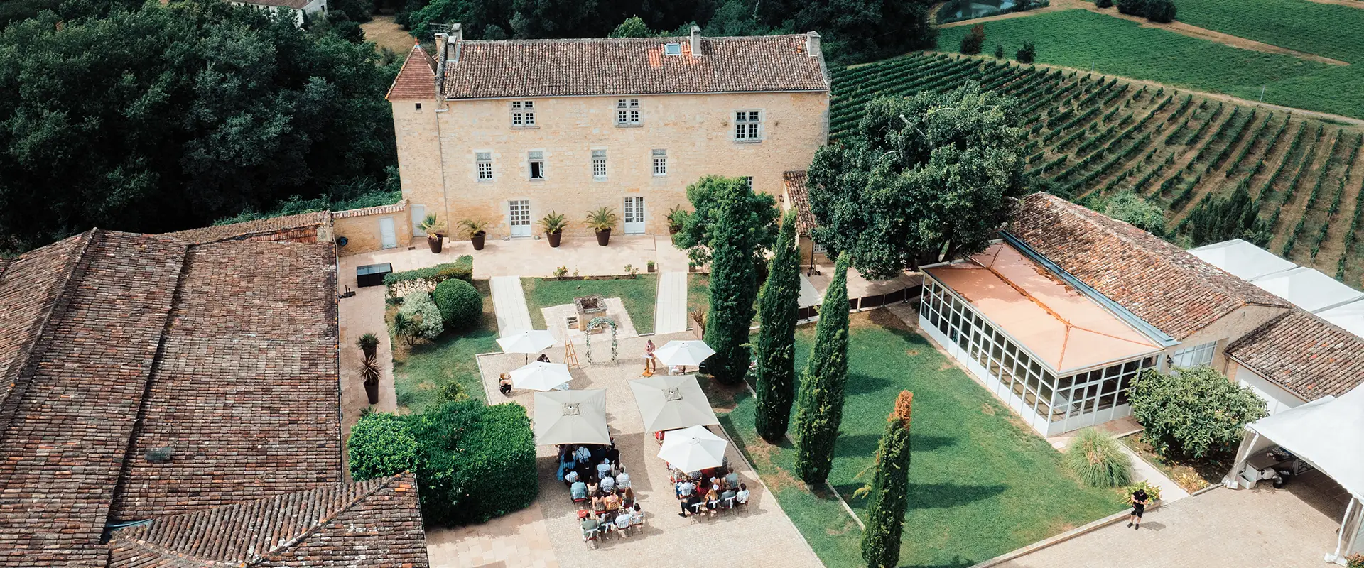 Plan large en drone du domaine Isabeau de Naujan en Gironde