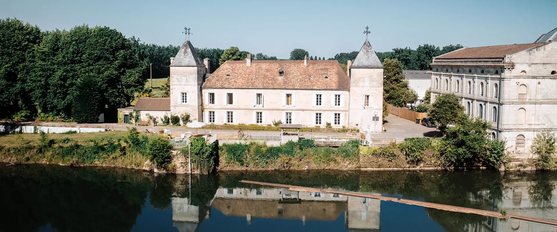 vue drone du château de Laubardemont en plan large