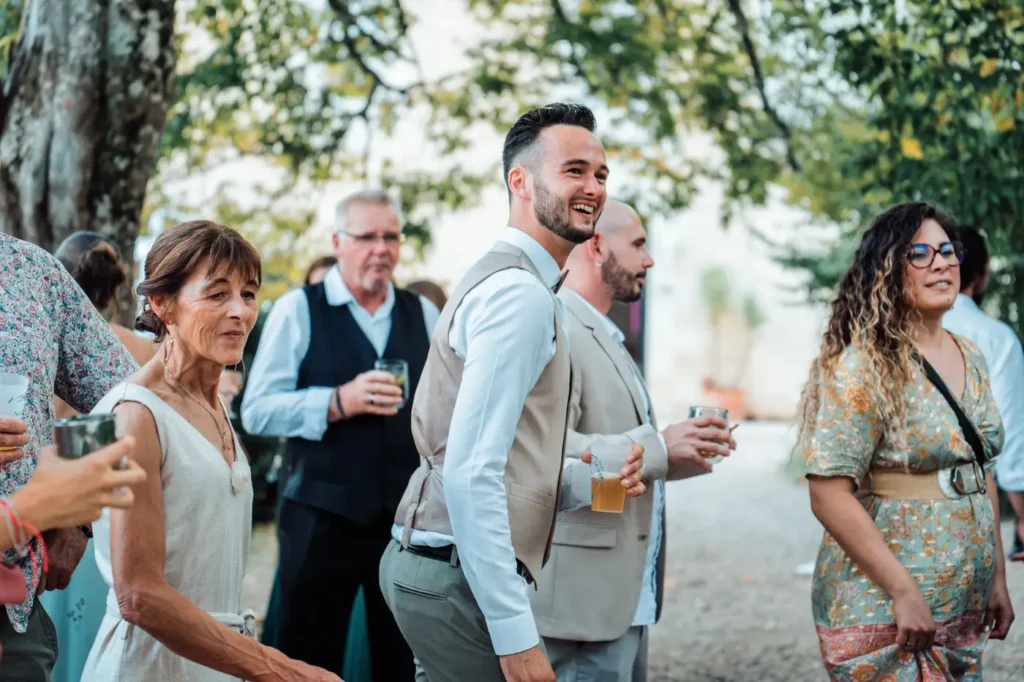 Cocktail des invités dans les jardins du château