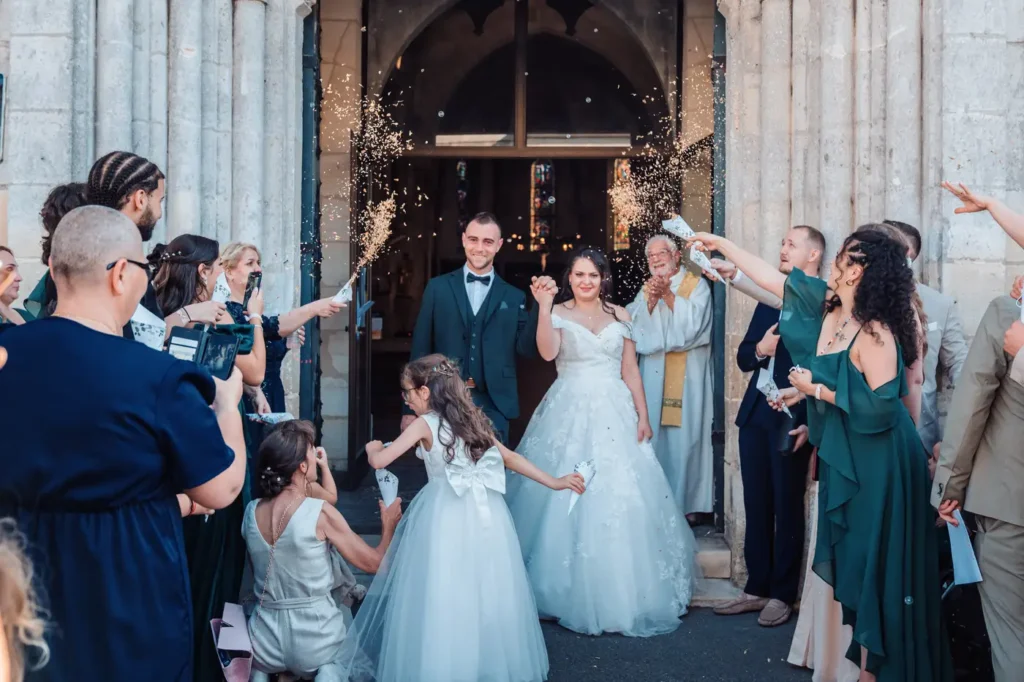 Sortie des mariés sous les applaudissements en Gironde