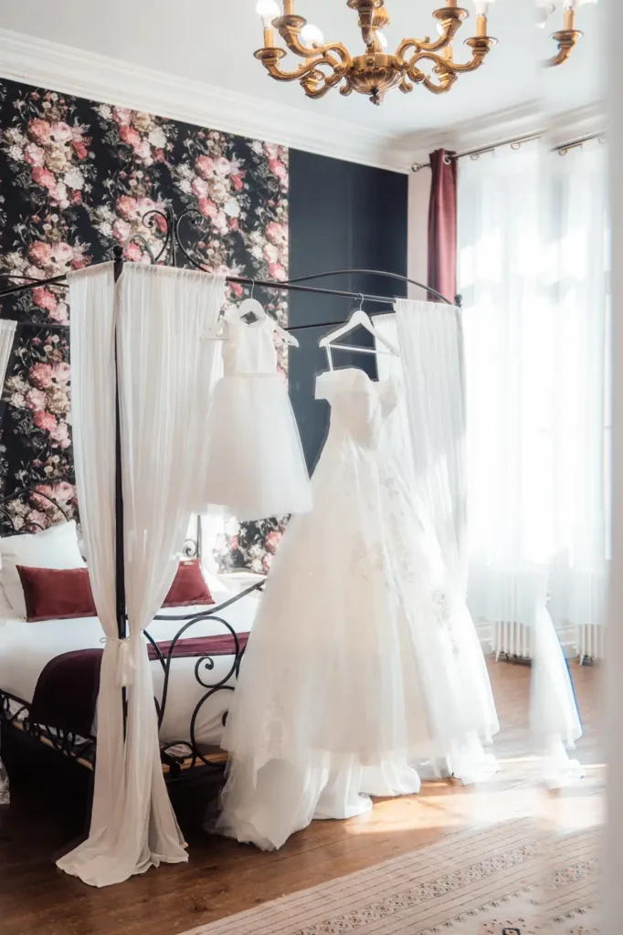 Robe de mariée suspendue avant les préparatifs