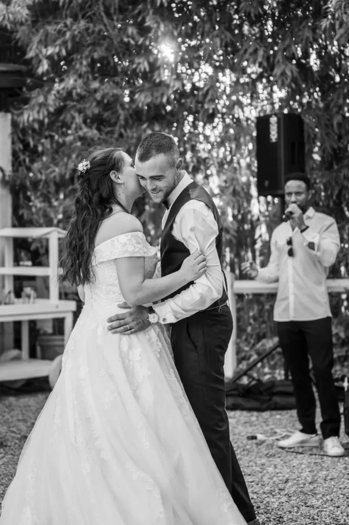 Échange complice des mariés pendant la cérémonie