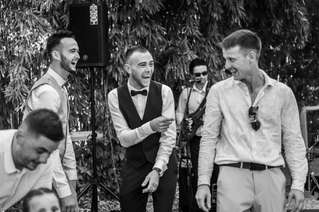 Invités riant lors du cocktail au Château Pontet d’Eyrans