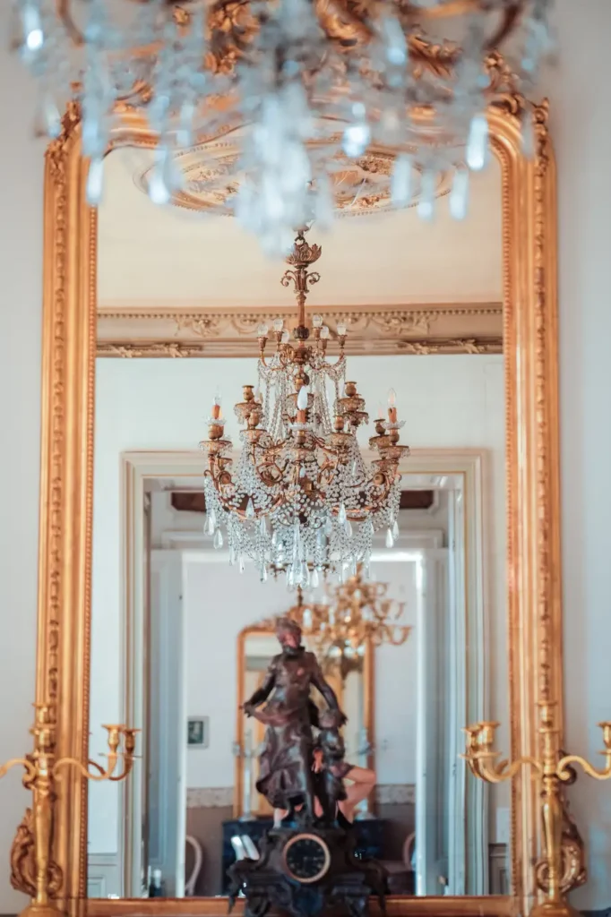 Lustre du château dans une salle élégante en Gironde