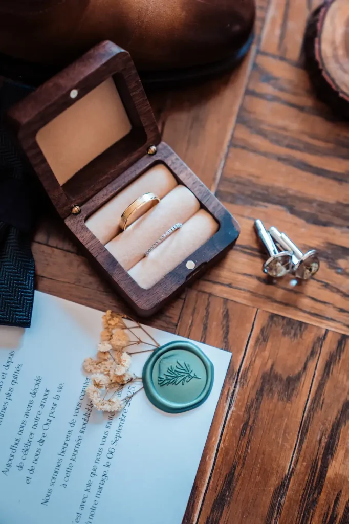 Coffret des alliances sur table en bois