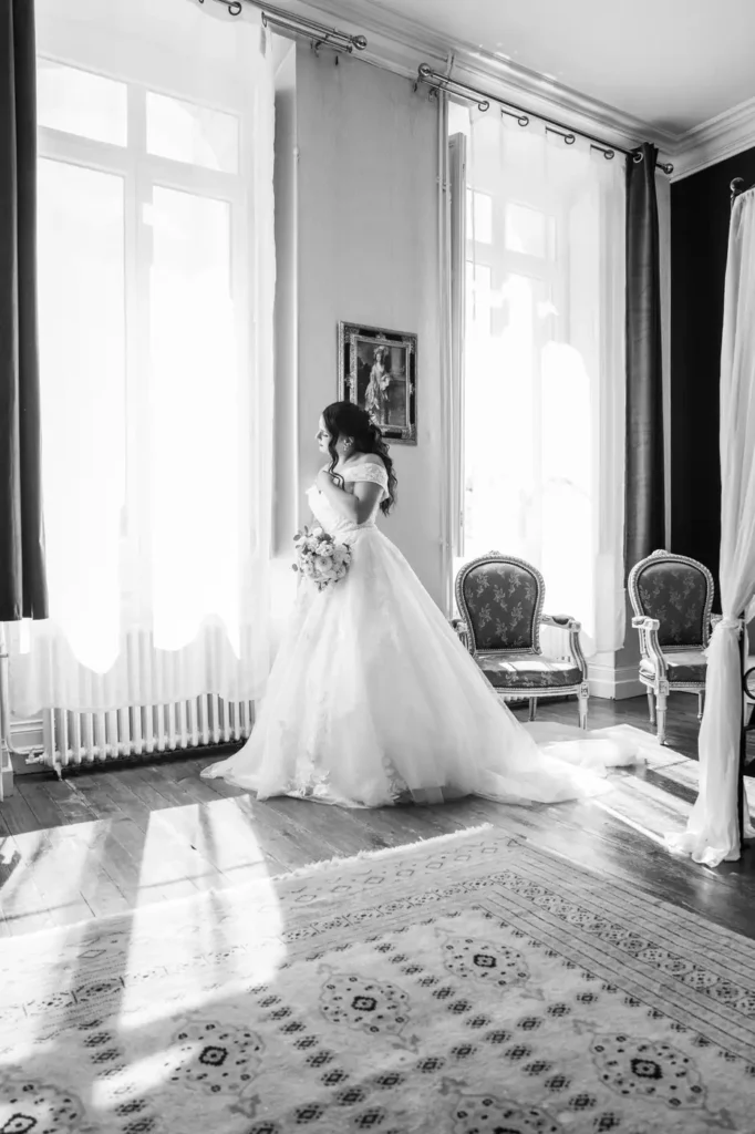 Portrait artistique de la mariée en noir et blanc