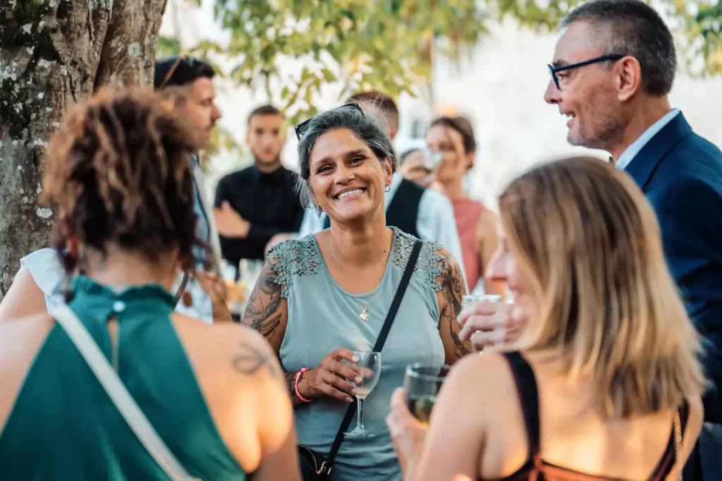 Invités discutant pendant le cocktail