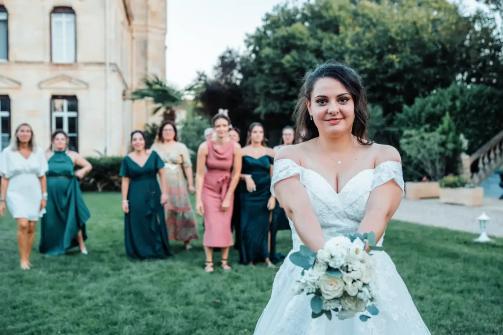 Mariée lançant son bouquet en Gironde