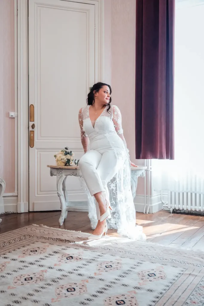 Mariée en lumière naturelle dans le château