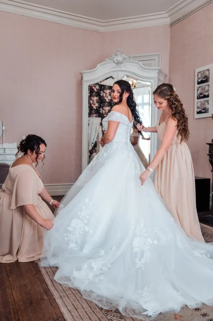 Préparatifs de la mariée entourée de ses proches