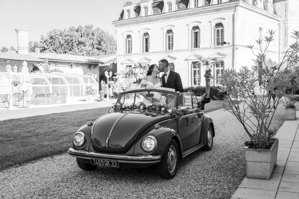 Voiture ancienne des mariés en noir et blanc