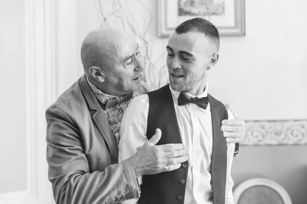 Moment complice entre proches avant la cérémonie