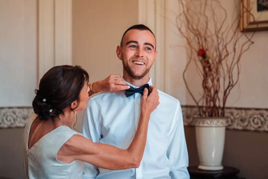 Ajustement du nœud papillon par un proche