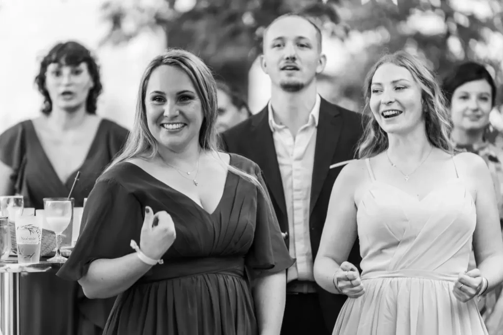 Témoins souriants lors des préparatifs