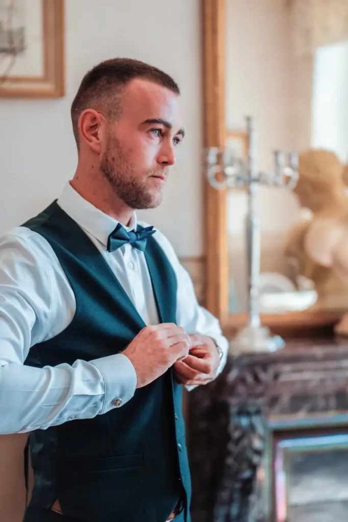 Ajustement du costume du marié au Château Pontet d’Eyrans