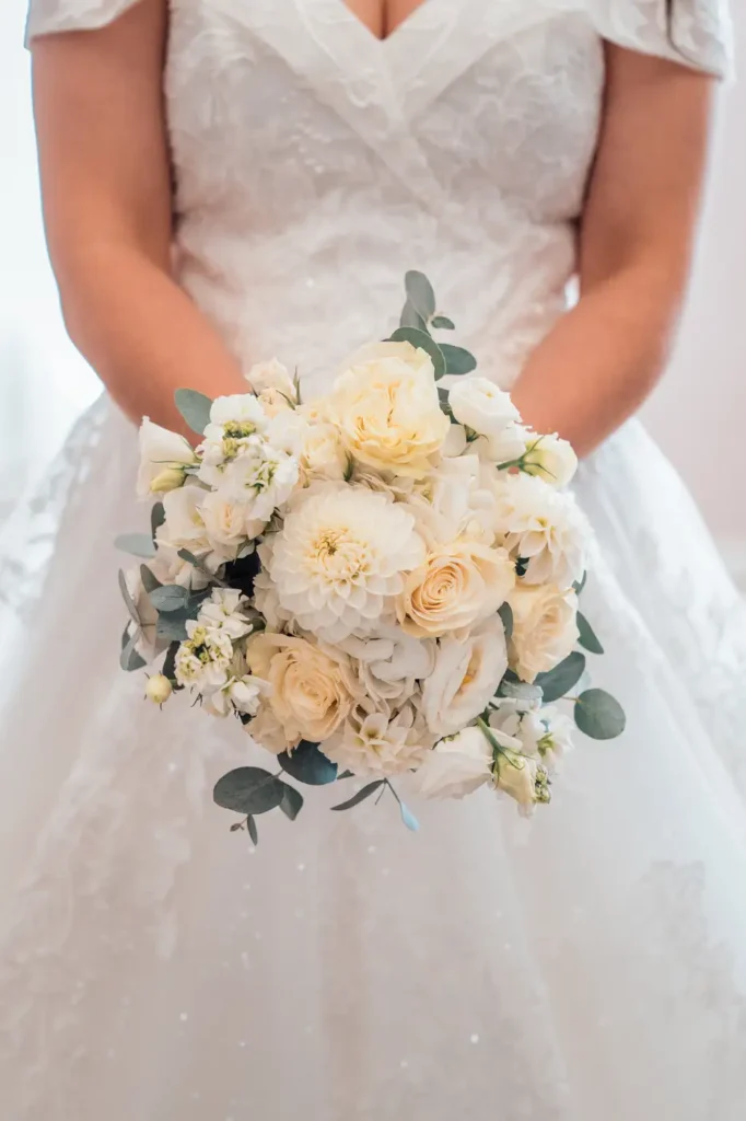 Gros plan du bouquet de la mariée aux tons ivoire
