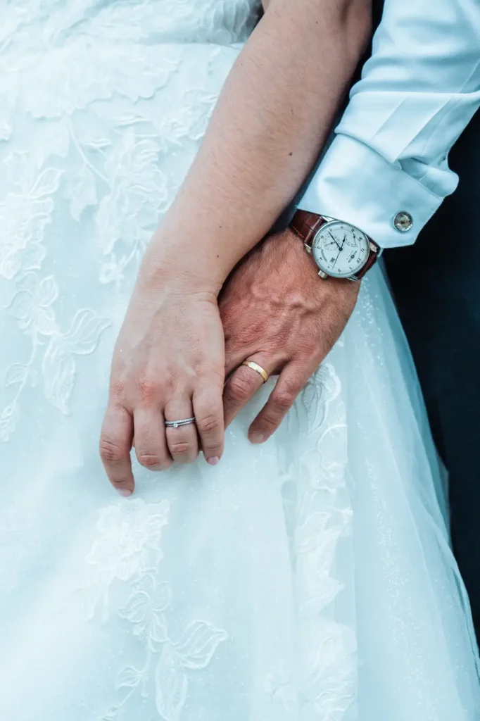 Mains des mariés avec alliance en gros plan