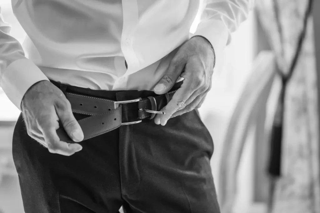 Détail ceinture et costume du marié