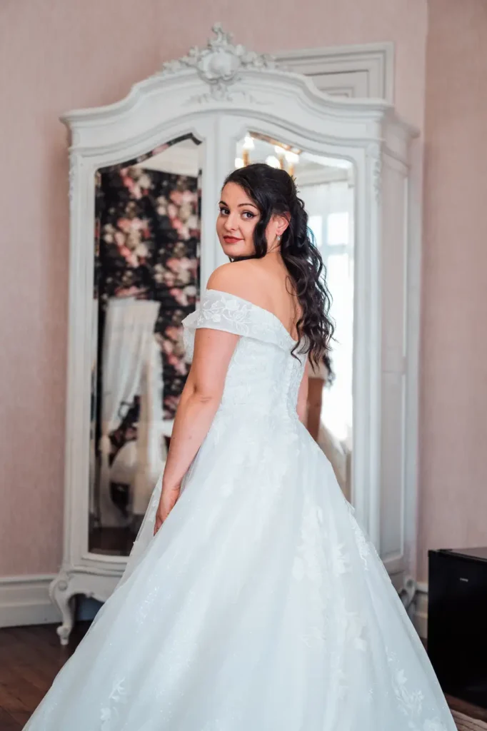 Portrait naturel de la mariée à la fin de ses préparatifs