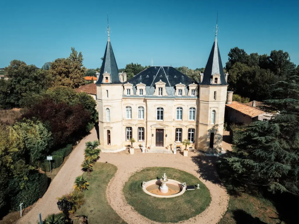 Vue aérienne du Château Pontet d’Eyrans en Gironde