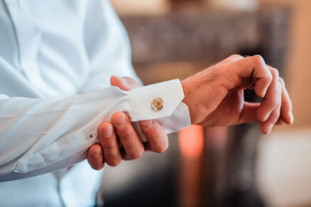 Boutonnage de manchette du marié en préparation