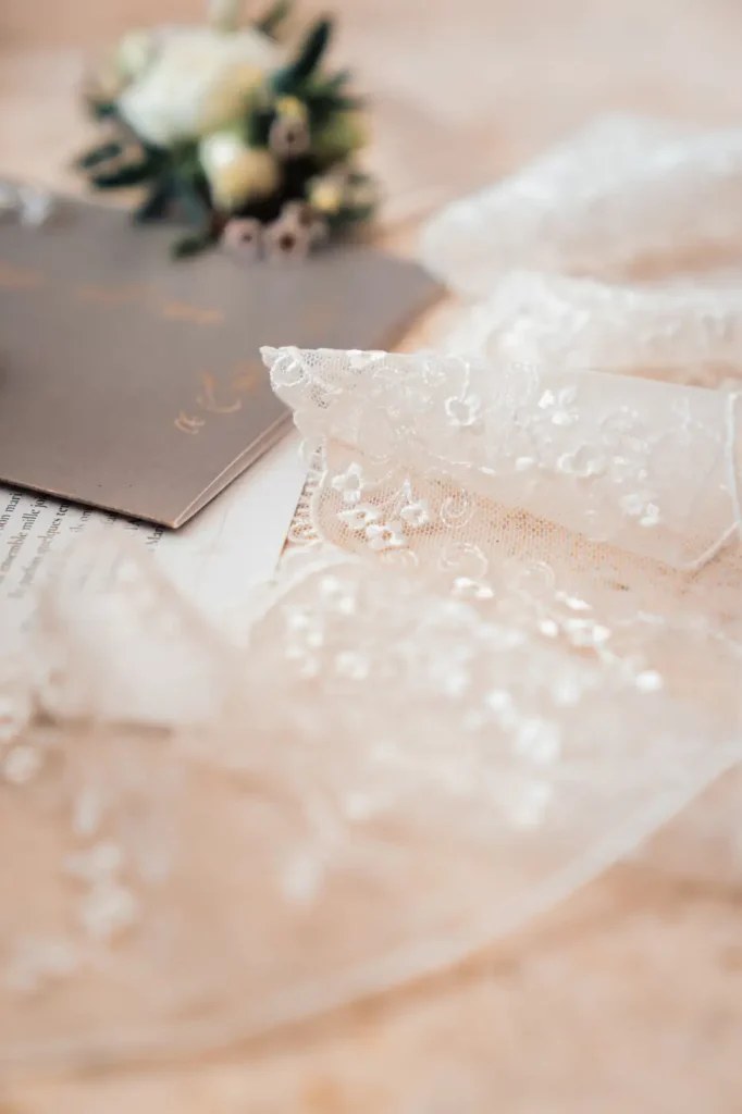 Détail de la robe de mariée au Château Pontet d’Eyrans en Gironde