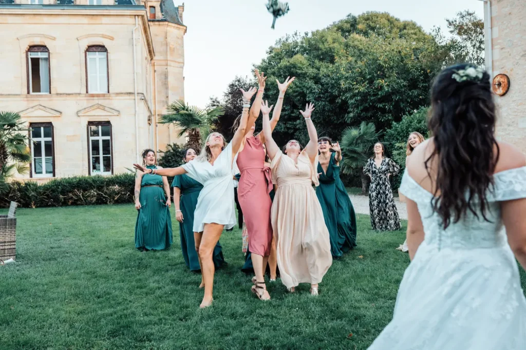 Invitées célébrant le mariage dans les jardins du château