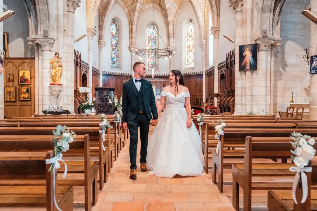 Mariés marchant dans l’église après la cérémonie