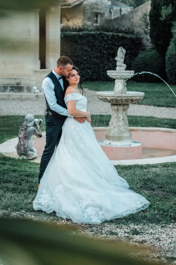 Séance couple romantique près de la fontaine