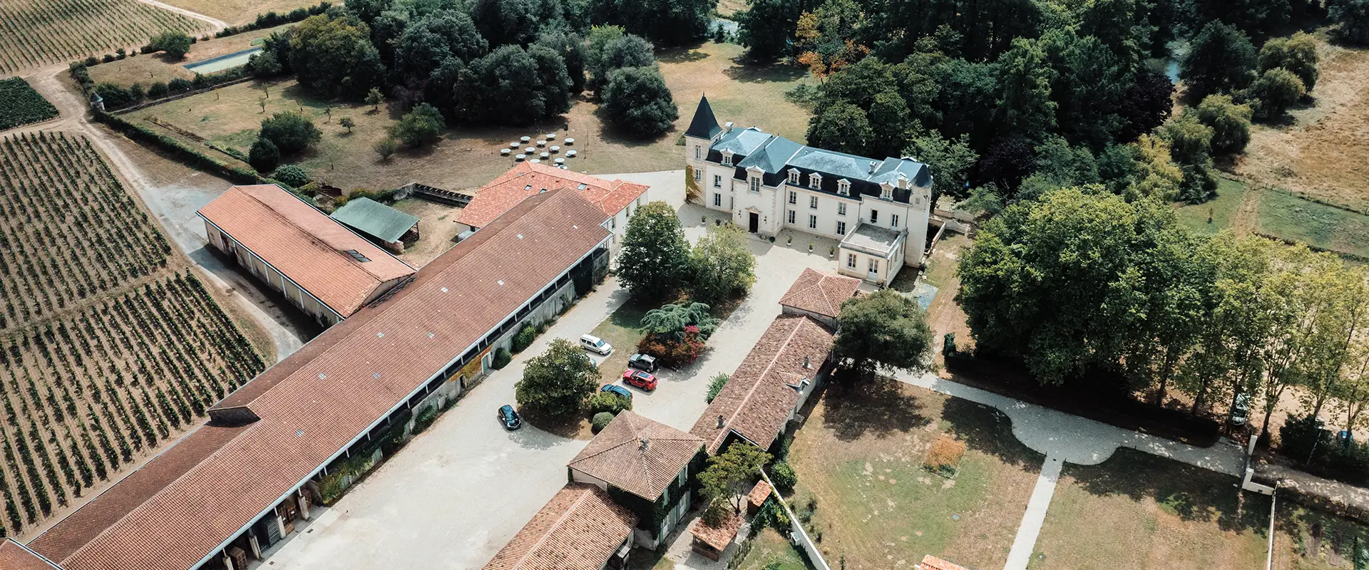 mariage-chateau-senejac-gironde Vue aérienne en drone du château Sénéjac en Gironde
