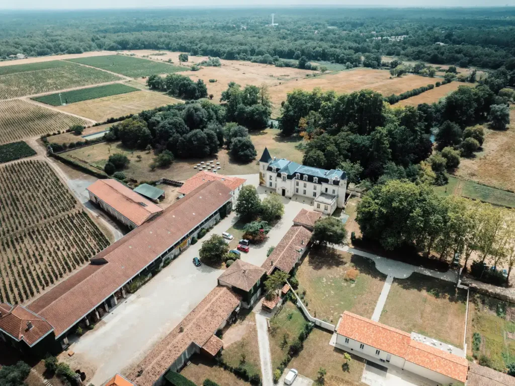 Vue drone du domaine et des environs en Gironde