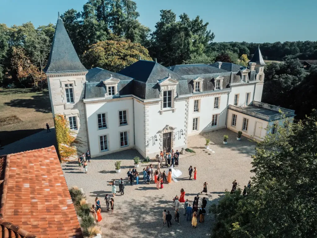 Vue aérienne du Château Sénéjac au Pian-Médoc