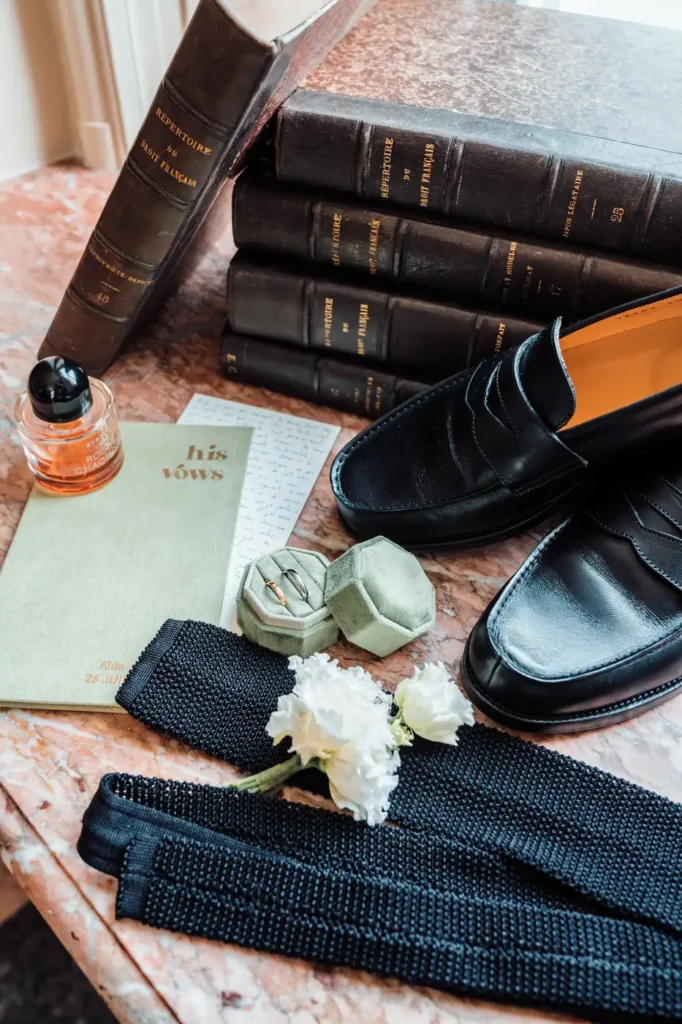 Détails des chaussures du marié et accessoires de préparation