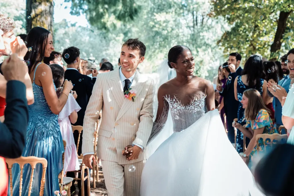 Sortie de cérémonie, mariés marchant parmi les invités au Pian-Médoc