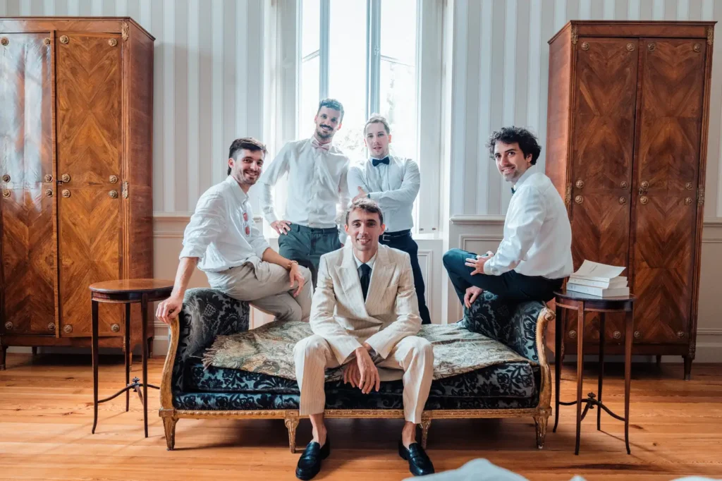 Groupe du marié assis dans un salon du Château Sénéjac
