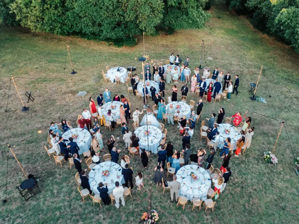 Invités réunis pendant le cocktail vue aérienne